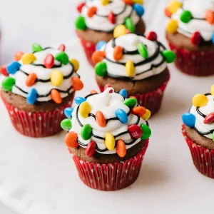 Cupcake met gekleurde slinger | Hippetaarten.nl