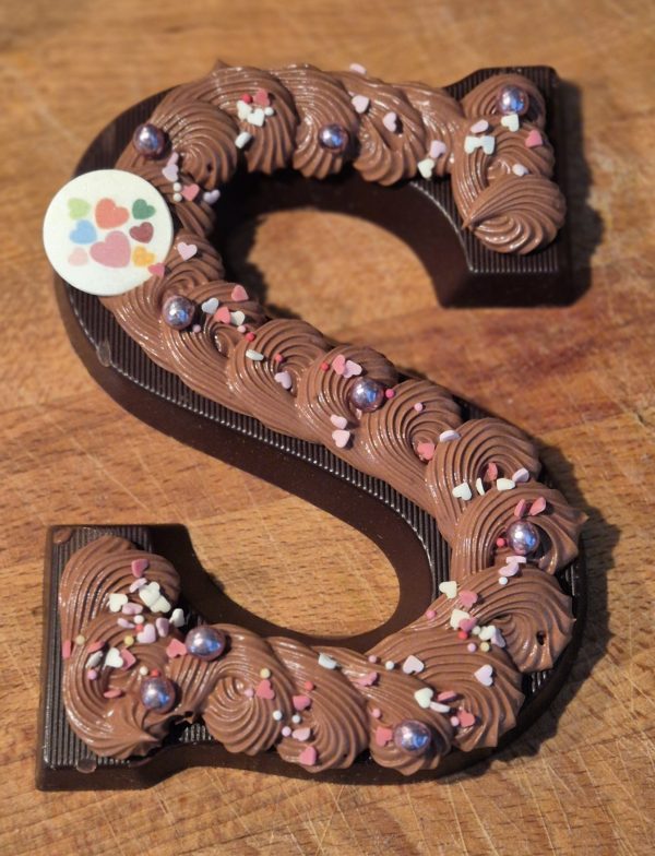 Basic Chocolade Letter | Hippetaarten.nl